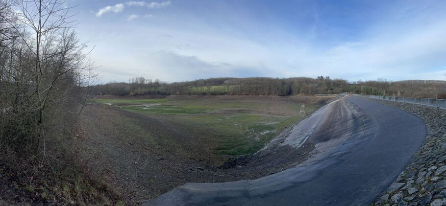 Leerer Hauptsee der Steinbachtalsperre